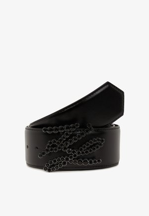 Zwarte leren riem met een glanzende afwerking, voorzien van een getextureerd, parelachtig handontwerp in bijpassende zwarte tinten. Hexagonale puntvorm.