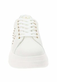 Baskets blanches avec une tige en cuir lisse, dotées d'œillets en ton doré et de lacets plats blancs. Semelle en caoutchouc blanc épais avec un bout arrondi.