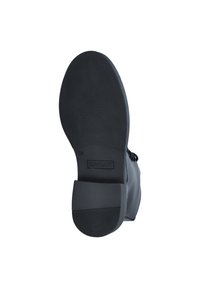 Zwarte leren enkellaars met een rubberen zool, vierkante hak en een gestructureerd patroon op de buitenzool, met een merklogo en maatindruk.