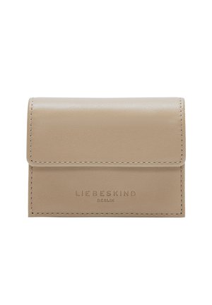 Portafoglio in pelle beige con una superficie liscia, angoli arrotondati e logo del marchio impresso. Caratterizzato da una chiusura a patta e dettagli di cucitura.