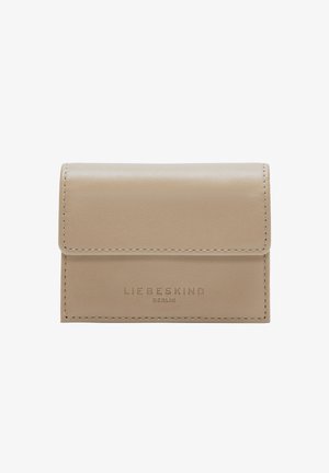 Beige Lederkartenetui mit einer glatten Textur, abgerundeten Ecken und geprägtem Markenlogo. Verfügt über einen Klappverschluss und Nähte als Akzent.