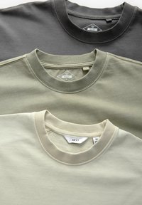 HEAVYWEIGHT 3 PACK - Lihtne T-särk - charcoal grey green ecru garment dye