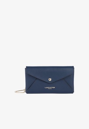 Portafoglio in pelle blu navy con finitura texturizzata, caratterizzato da un design a busta, chiusura a scatto e tracolla in catena argentata. Dettaglio del logo dorato nella parte anteriore.