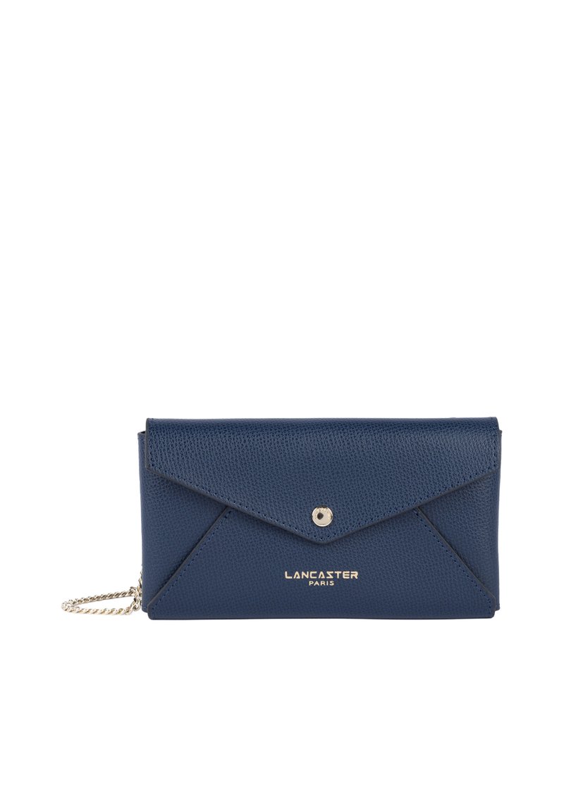 Portefeuille en cuir bleu marine avec une finition texturée, présentant un design d'enveloppe, une fermeture à pression et une chaîne en argent. Détail du logo doré à l'avant.