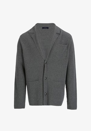 Grijze geribbelde cardigan met een geknipt kraag, twee voorzakken en knoopsluiting. Het gestructureerde materiaal voegt diepte toe aan het ontwerp.