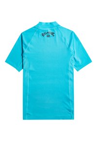 Rash guard bleu clair à manches courtes avec un col haut, des coutures à plat et un logo au dos, fabriqué à partir d'un matériau extensible et lisse.