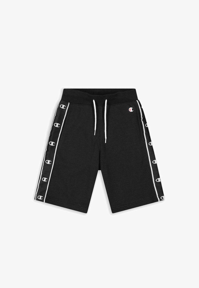 Shorts de sport noirs avec cordons de serrage blancs, des bandes de logo de marque le long des côtés et un petit logo sur la cuisse gauche.