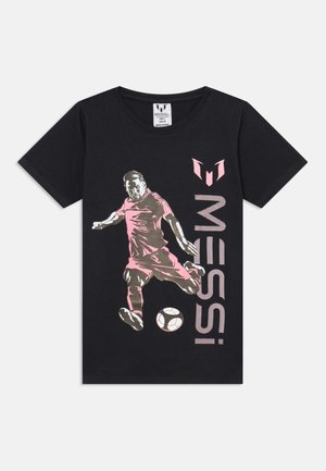 Černé tričko s grafikou hráče v růžové, který kopne do fotbalového míče, s nápisem "MESSI" vytištěným v růžové vedle.