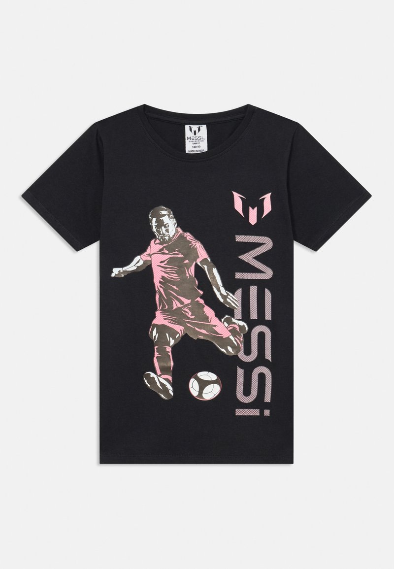 Melns T-krekls ar grafiku, kurā attēlots spēlētājs rozā krāsā, kas sit futbolu, un blakus drukāts teksts "MESSI" rozā krāsā.