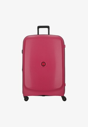 Valigia rigida con un esterno texturizzato di un vivace colore rosa. Dotata di un manico telescopico nero e quattro ruote nere per una facile mobilità.