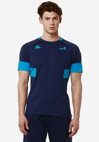 Camiseta deportiva azul marino con acentos turquesa, de manga corta y logo en el pecho. Fabricada con una tela suave y transpirable, presenta un cuello redondo.