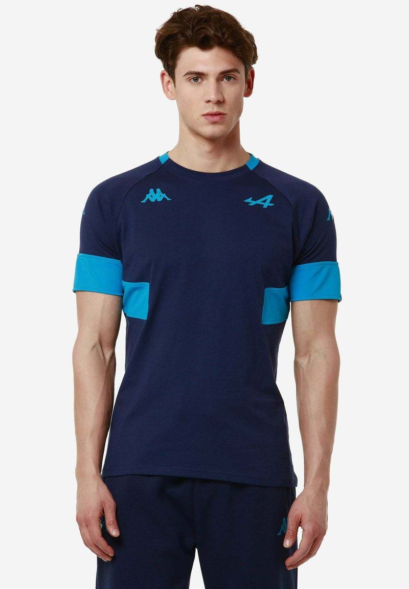 Camiseta deportiva azul marino con acentos turquesa, de manga corta y logo en el pecho. Fabricada con una tela suave y transpirable, presenta un cuello redondo.