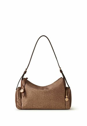 Borsa a tracolla marrone con texture, forma curva, due tasche laterali con zip e una tracolla lunga e sottile su sfondo bianco.