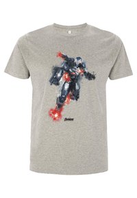 Camiseta de algodón gris con un diseño impreso de un superhéroe en armadura con acentos en rojo y negro, rodeado de salpicaduras de color.