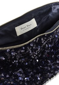 Clutch de sequin navy cu paiete circulare lucioase și închidere cu fermoar. Captusit cu țesătură fină; eticheta spune "Part Two."