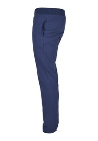 Tamsiai mėlynos spalvos laisvalaikio kelnės su ribuotu juosmeniu, šoninėmis kišenėmis ir siaurėjančiomis kojų apačiomis. Pagamintos iš minkštos, tekstūruotos medžiagos, užtikrinančios komfortą.