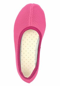 Roze mesh ballerina's met een ronde vorm, een gestructureerd oppervlak en een gepolka-dotte binnenzool. De randen zijn afgewerkt met een effen roze bies.
