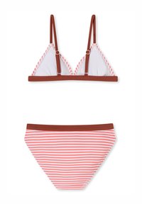 Bikini set s bílým trojúhelníkovým vrškem s hnědými pásky a červeným kostkovaným lemem, doplněný pruhovanými červenými a bílými vysokými kalhotkami.