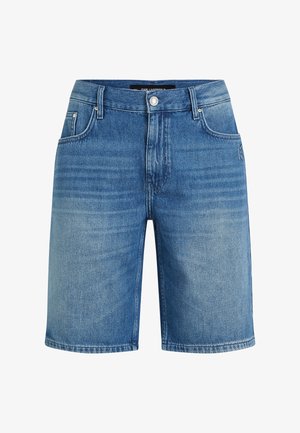 Short en denim bleu à coupe régulière, design à cinq poches et fermeture par bouton. Le tissu présente une légère texture délavée.