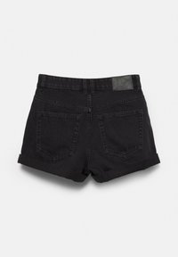 Pantaloni scurți negri din denim cu tivuri întoarse, două buzunare în spate, bucle pentru curea și o mică patchă de piele pe talie.