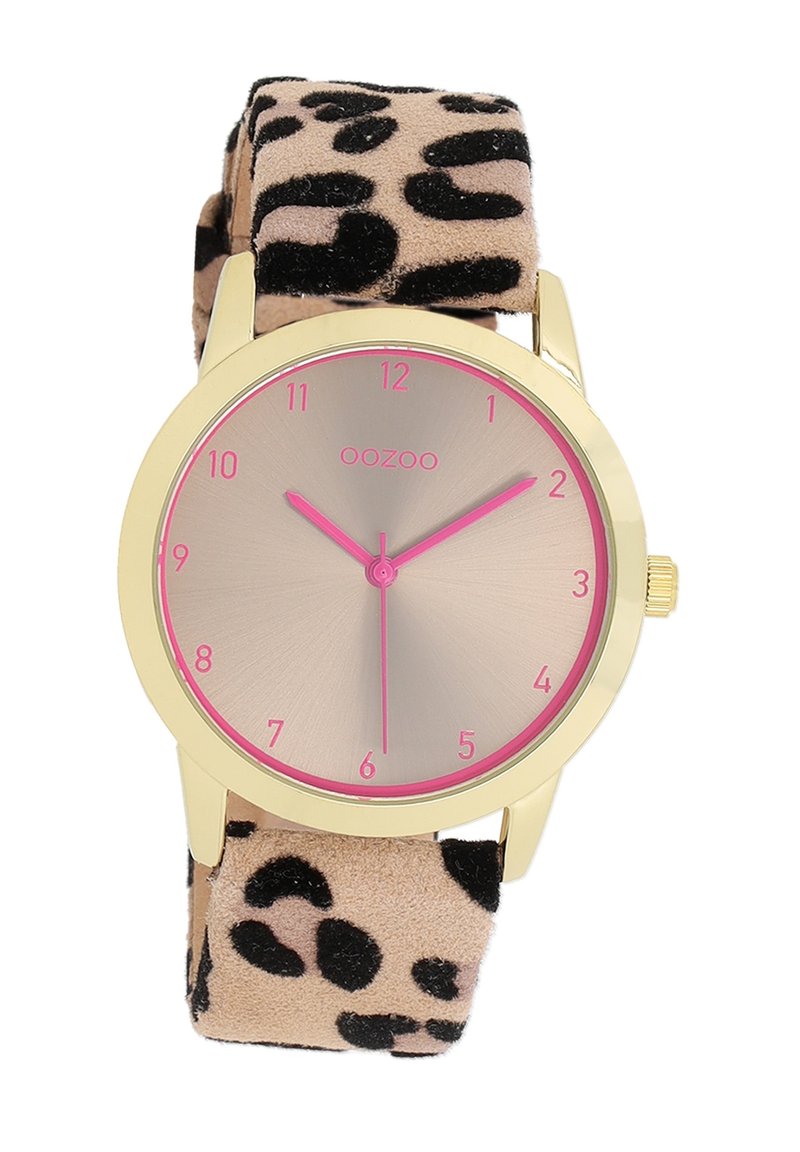 Montre dorée avec un bracelet en suède imprimé léopard beige et noir, index horaires roses et un cadran métallique brossé. Design de boîtier rond.