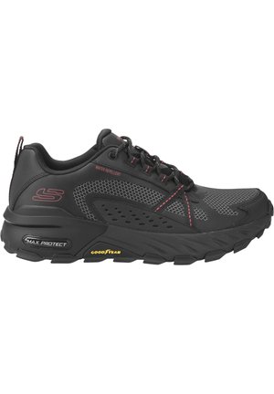 Czarne buty sportowe odporne na wodę z siateczkowymi panelami, czerwonymi akcentami oraz grubą, teksturowaną gumową podeszwą oznaczoną napisem "MAX PROTECT" i "GOODYEAR."