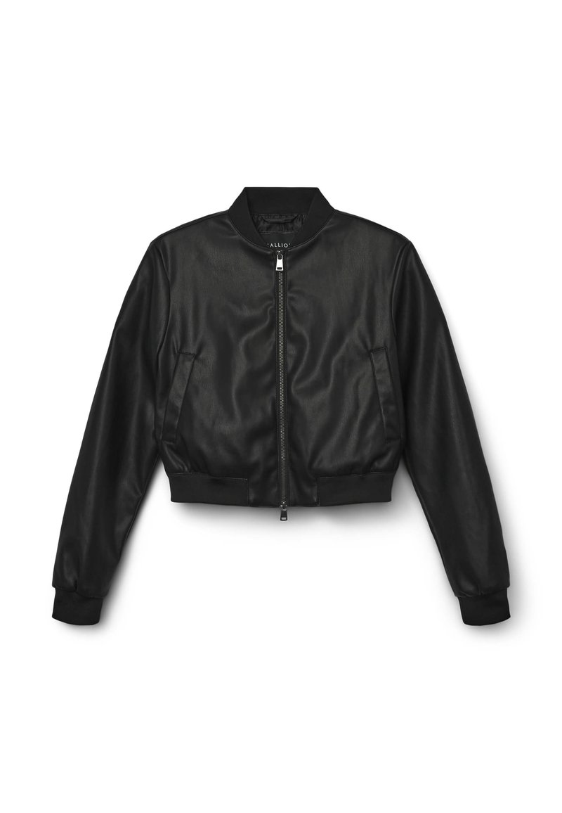 Giubbotto bomber in pelle nera con design corto, polsini e orlo a coste, chiusura frontale con zip e tasche laterali. Texture liscia con finitura opaca.