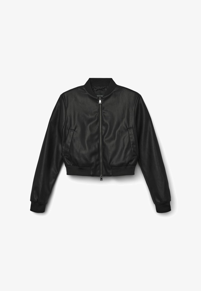 Giubbotto bomber in pelle nera con design corto, polsini e orlo a coste, chiusura frontale con zip e tasche laterali. Texture liscia con finitura opaca.