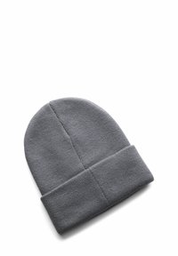 Berretto in maglia grigia con risvolto, caratterizzato da una texture liscia e un design senza cuciture. Il tessuto sembra morbido ed elastico.