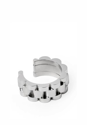Zilverkleurige brede ring met afgeronde geschulpte randen en een open achterkant, getoond op een witte achtergrond.