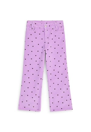 Pantalon en velours côtelé lilas avec motifs de cœurs noirs, poches avant, passants pour ceinture et fermeture par bouton.
