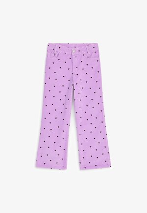 Pantalon en velours côtelé lilas avec motifs de cœurs noirs, poches avant, passants pour ceinture et fermeture par bouton.