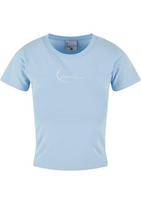 Lyseblå bomull T-skjorte med korte ermer, rund hals og hvit brodert logo på forsiden. Glatt tekstur, tettsittende design.