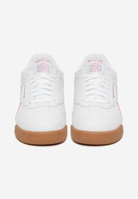 Sneaker bianche in pelle con dettagli rosa, dotate di suola in gomma color cuoio, punta rotonda e design classico con lacci. Logo del marchio sulla linguetta.