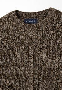 Maglione marrone a maglia con un motivo testurizzato e spesso e un colletto a costine. L'etichetta reca la scritta "PIOMBO" posizionata vicino al colletto.