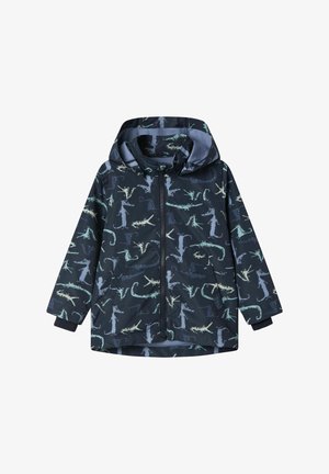 Giacca impermeabile da pioggia blu navy con cappuccio, caratterizzata da un motivo di dinosauri blu chiaro e verdi. Chiusura con zip e polsini elastici. Materiale impermeabile.