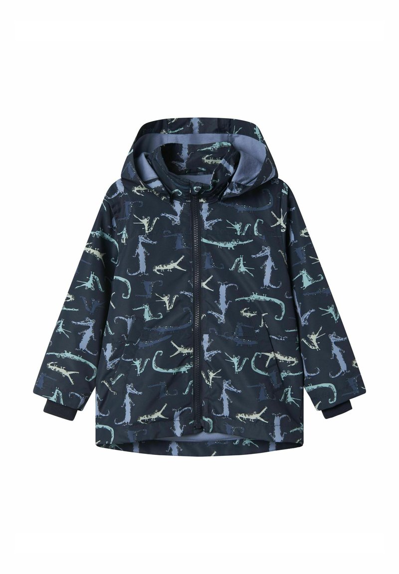 Giacca impermeabile da pioggia blu navy con cappuccio, caratterizzata da un motivo di dinosauri blu chiaro e verdi. Chiusura con zip e polsini elastici. Materiale impermeabile.