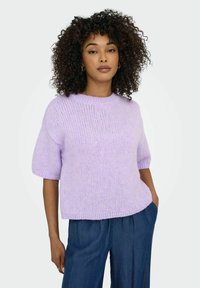 Lilac adīta džemperis ar īsām piedurknēm, ribinātu apkakli un brīvu piegriezumu. Tam ir mīksta tekstūra un nedaudz saīsināta apakšmala.