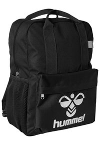 Svart ryggsäck tillverkad av slitstarkt tyg, med en stor huvudfack, framficka med dragkedja, nät sidoficka och en framträdande vit logotyp.