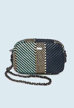 Sac bandoulière tissé de forme rectangulaire. Il présente des rayures diagonales bleu sarcelle, noires et dorées, une bandoulière chaîne noire et une surface texturée.