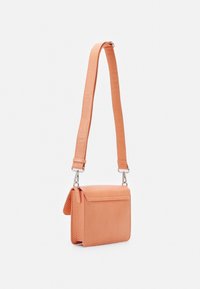 Piccola borsa a tracolla rettangolare corallo con motivo testurizzato, chiusura a patta e tracolla regolabile con ganci in argento.