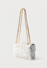 Bolso floral blanco con cadena dorada, forma rectangular y sutil estampado de flores en tonos pastel sobre material suave.