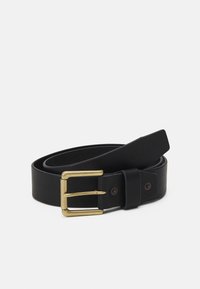 Cinturón de cuero negro con una hebilla de metal dorado de dos lengüetas, textura suave y un extremo con marca que presenta un sutil estampado del logo.