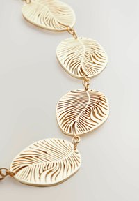 Goldkette mit abwechselnden blattförmigen Gliedern, die über komplizierte Durchbrüche, glatte Kanten und eine polierte Oberflächenbeschichtung verfügen.