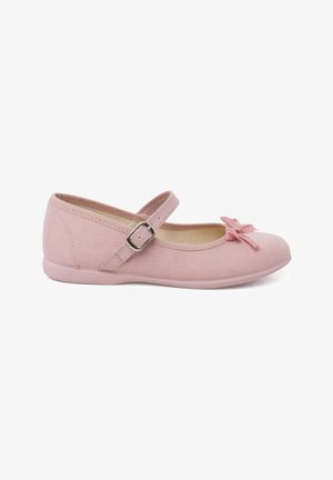 Bailarinas de tela rosa con punta redondeada y un pequeño lazo decorativo. Presentan una correa con hebilla y una suela flexible para mayor comodidad.