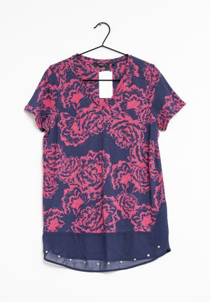 Chemise marine à manches courtes avec un motif floral rose vif, un décolleté en V et des clous dorés décoratifs le long de l'ourlet.