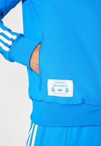 adidas Originals REAL MADRID ICON TRACK TOP - Klubové oblečení - bluebird/white