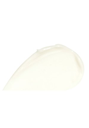 Étalement de crème cosmétique blanche et crémeuse avec une texture lisse sur un fond blanc.