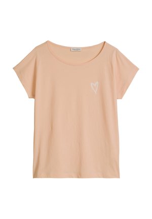 Licht perzikkleurig T-shirt met korte mouwen en een ronde hals, met een klein wit hartje op de linkerborst en een Marc O'Polo-label in de kraag.
