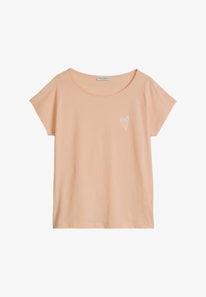 Licht perzikkleurig T-shirt met korte mouwen en een ronde hals, met een klein wit hartje op de linkerborst en een Marc O'Polo-label in de kraag.